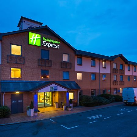 Holiday Inn Express Swansea East By Ihg Exterior foto