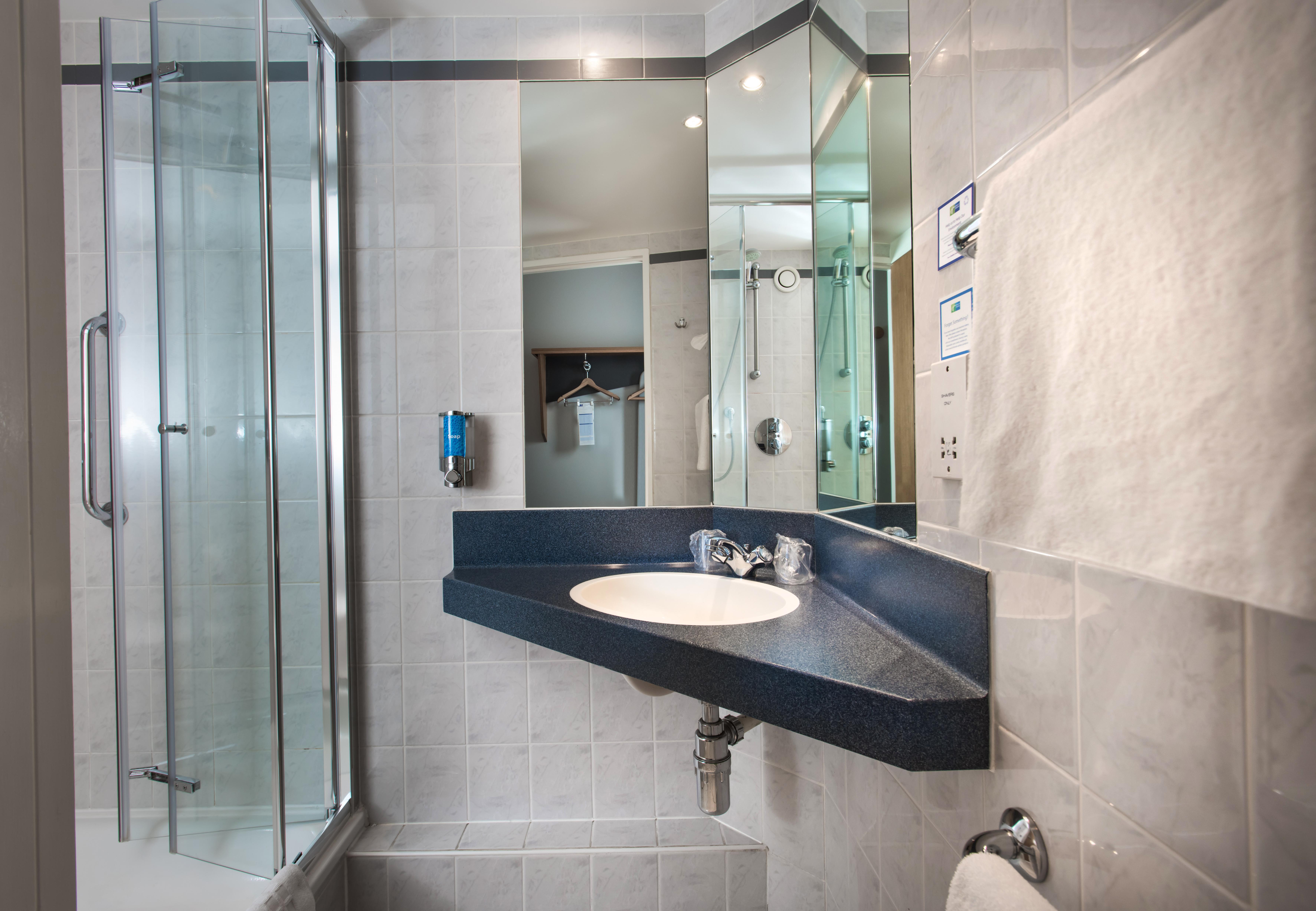 Holiday Inn Express Swansea East By Ihg Exterior foto