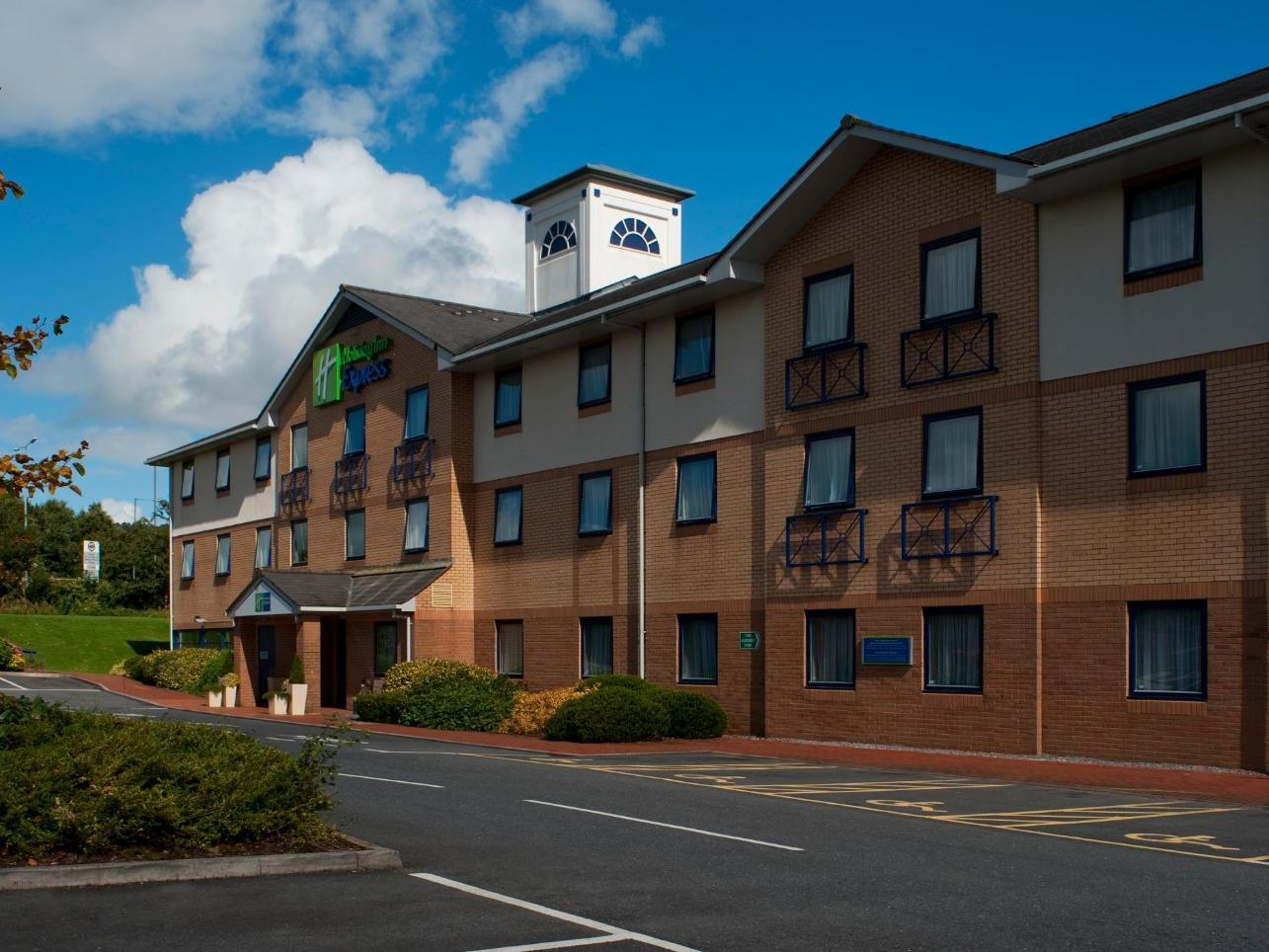 Holiday Inn Express Swansea East By Ihg Exterior foto