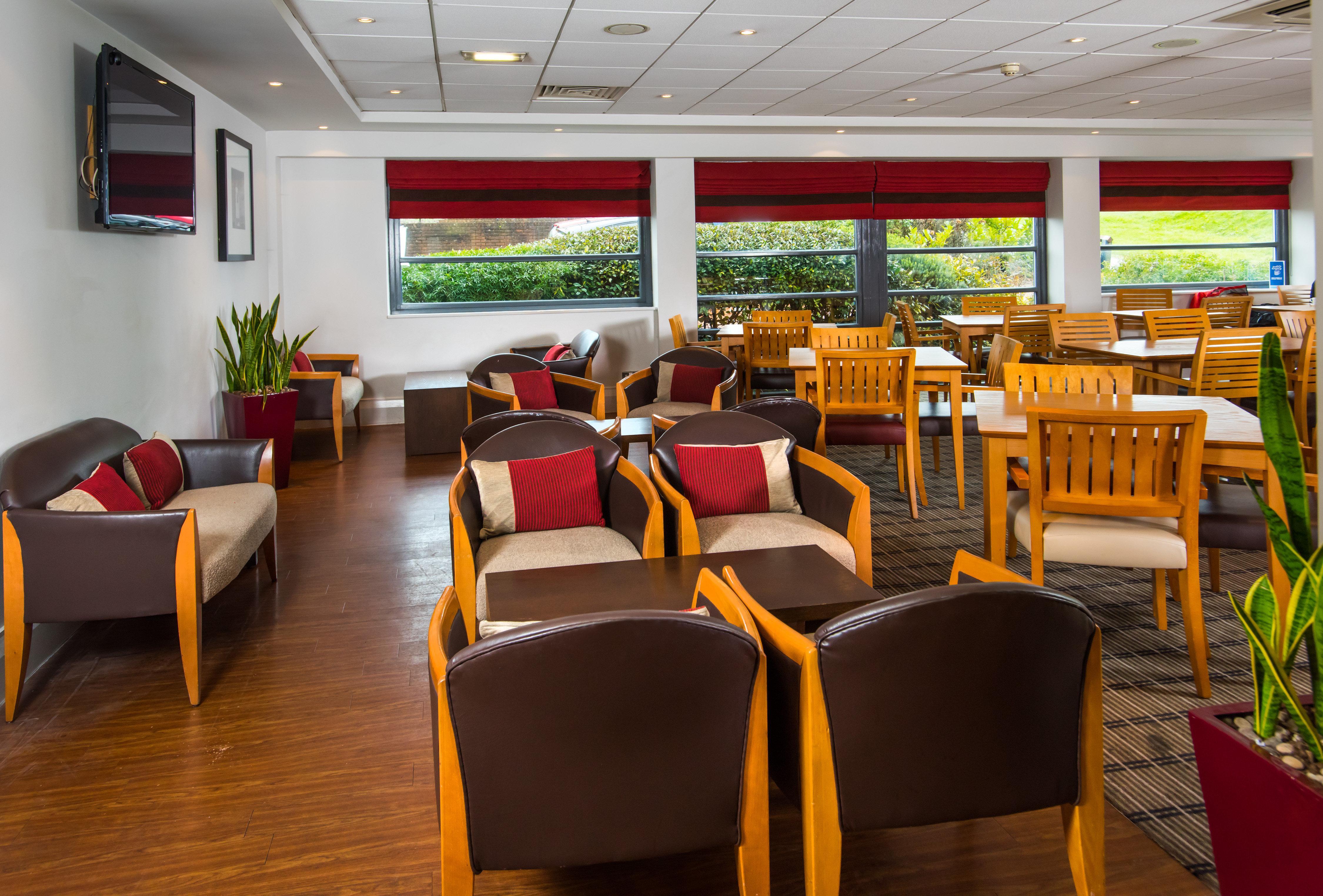 Holiday Inn Express Swansea East By Ihg Exterior foto