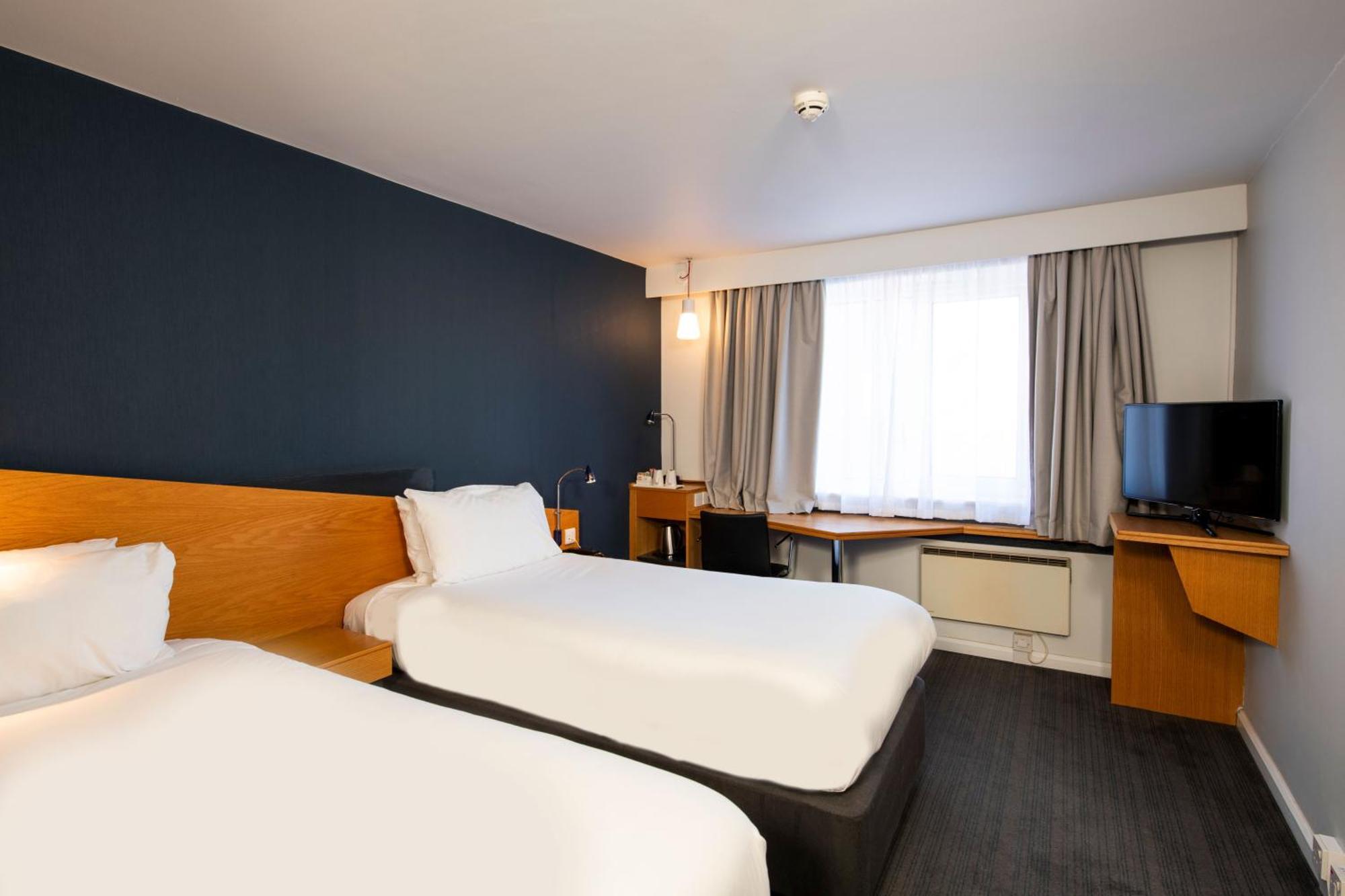 Holiday Inn Express Swansea East By Ihg Exterior foto