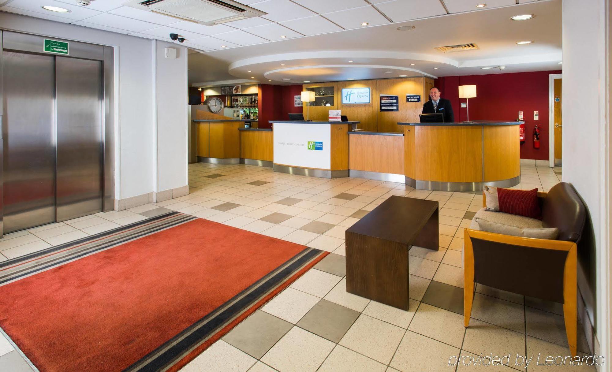 Holiday Inn Express Swansea East By Ihg Exterior foto