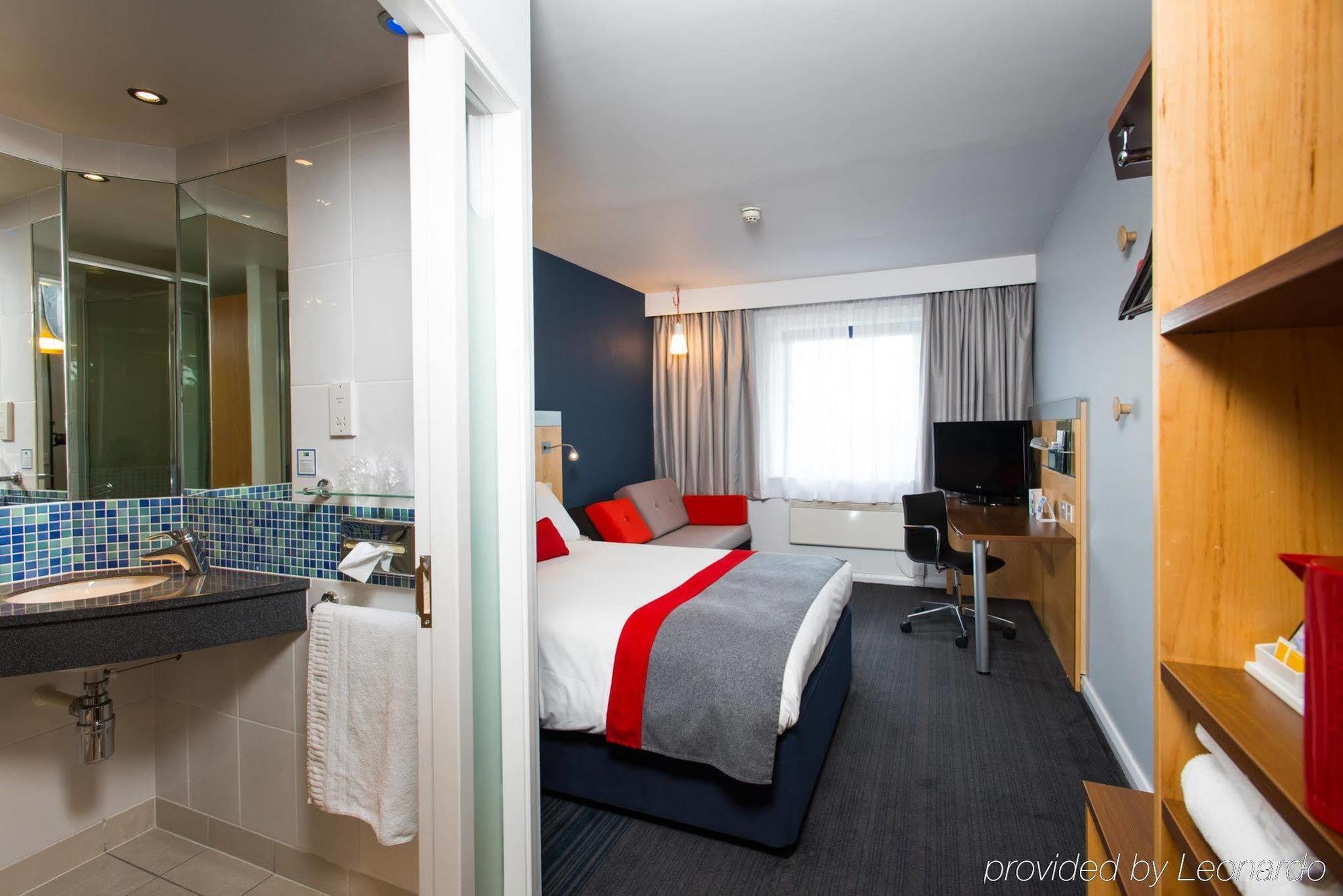 Holiday Inn Express Swansea East By Ihg Exterior foto