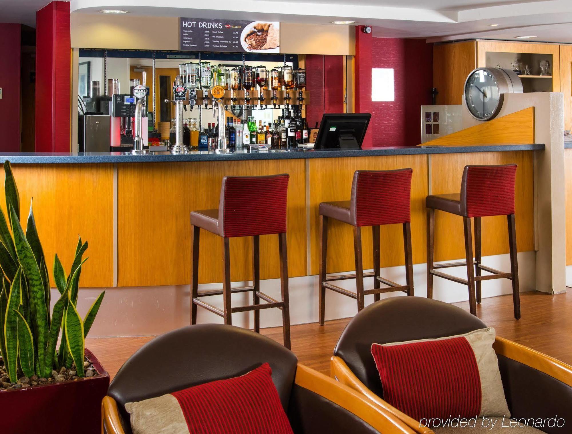 Holiday Inn Express Swansea East By Ihg Exterior foto