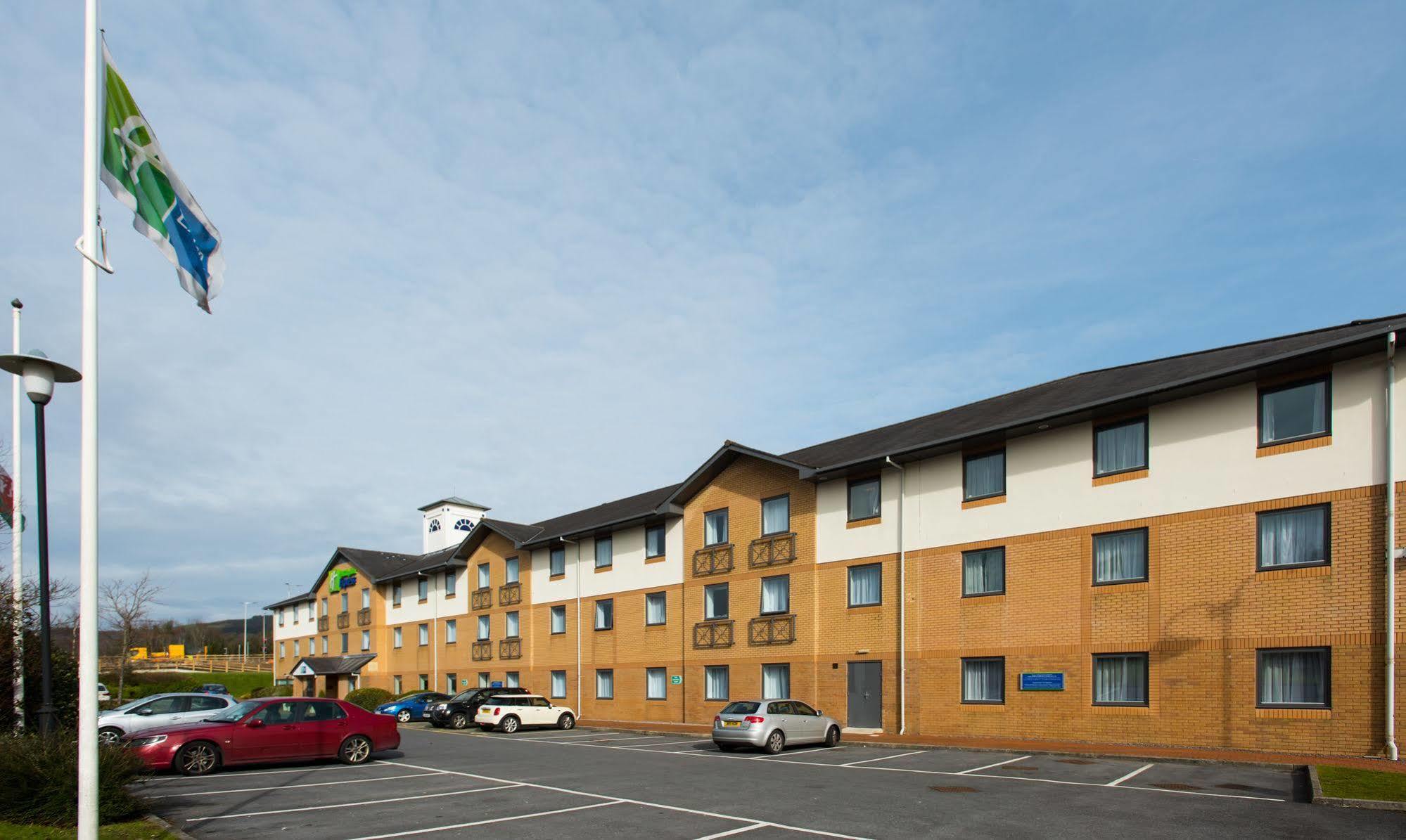 Holiday Inn Express Swansea East By Ihg Exterior foto